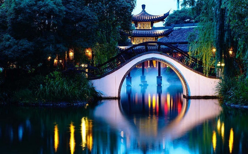 Hàng Châu - Hãy cùng thưởng ngoạn vẻ đẹp của thành phố Hàng Châu với những kênh nước xanh mát, khu phố cổ truyền thống và các công trình kiến trúc đặc sắc. Đến Hàng Châu, bạn sẽ được tan chảy trong không gian lãng mạn, sống động và đậm chất Á Đông.