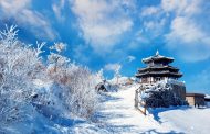 Không cần tới Châu Âu xa xôi, Châu Á cũng có những địa điểm ngắm tuyết trắng đẹp như cổ tích như thế này