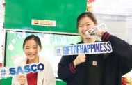 Hành khách tận hưởng “cơn mưa” quà tặng từ Gift of happiness